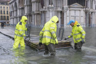 L'Amministrazione comunale di Venezia presenterà richiesta di stato di crisi alla Regione Veneto. Il sindaco Brugnaro: "Tutti i cittadini e le imprese raccolgano materiale utile a dimostrare i danni subiti con fotografie, video, documenti o altro nei prossimi giorni comunicheremo le modalità precise per la richiesta di contributo". Disposta intanto la chiusura delle scuole di Venezia e isole di ogni ordine e grado. (Photo by Stefano Mazzola/Awakening/Getty Images)