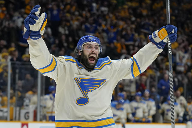 Thomas scores game-winner as Blues beat Predators 7-4