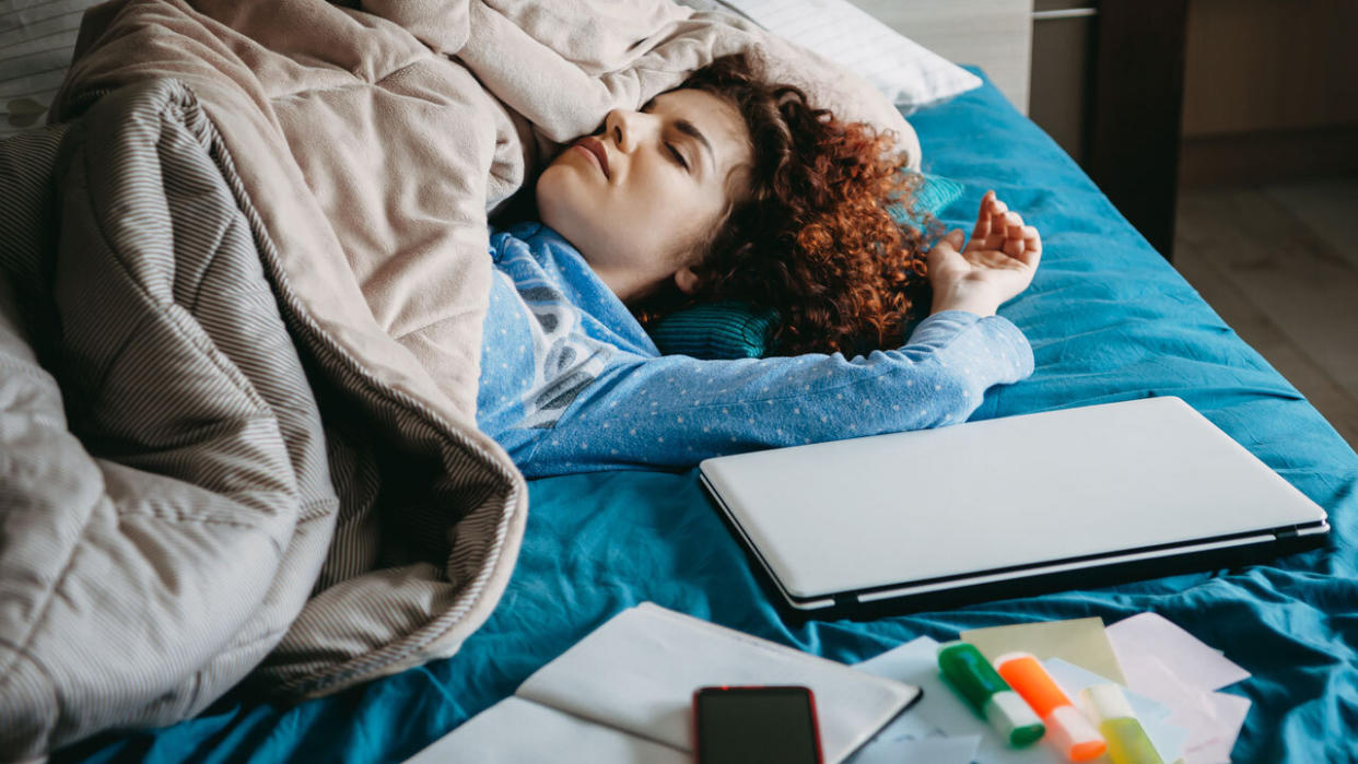 Experts recommend that teens stop screens and vigorous exercise an hour before bedtime to help ensure a good night's sleep. (Photo: Getty)