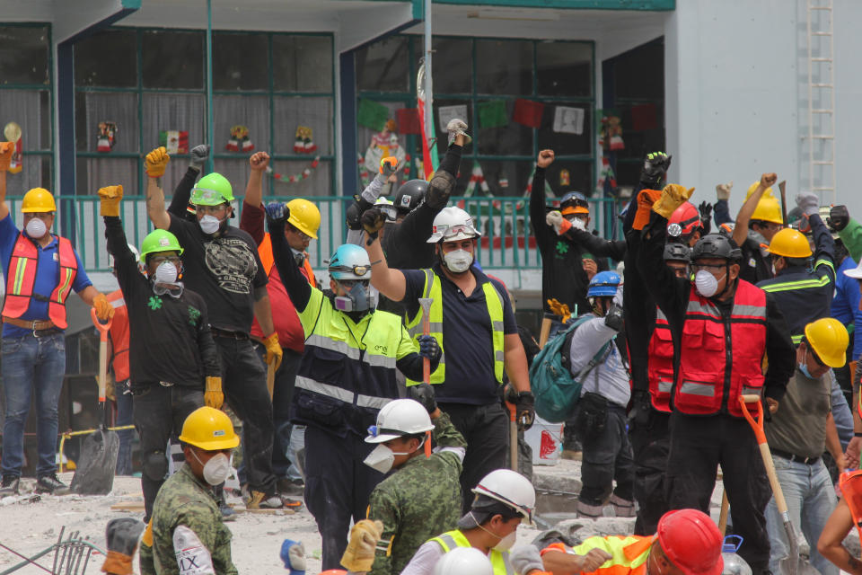 FOTOS: la fábrica destruida en México donde todos quieren ayudar