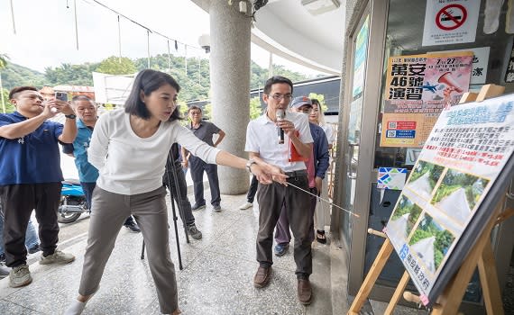 謝議員說，許縣長擔任立委時就曾關心過魚池鄉排水系統，改善後除了排水更順暢，部分道路也能拓寬，居民出入將更加安全，感謝許縣長的重視。