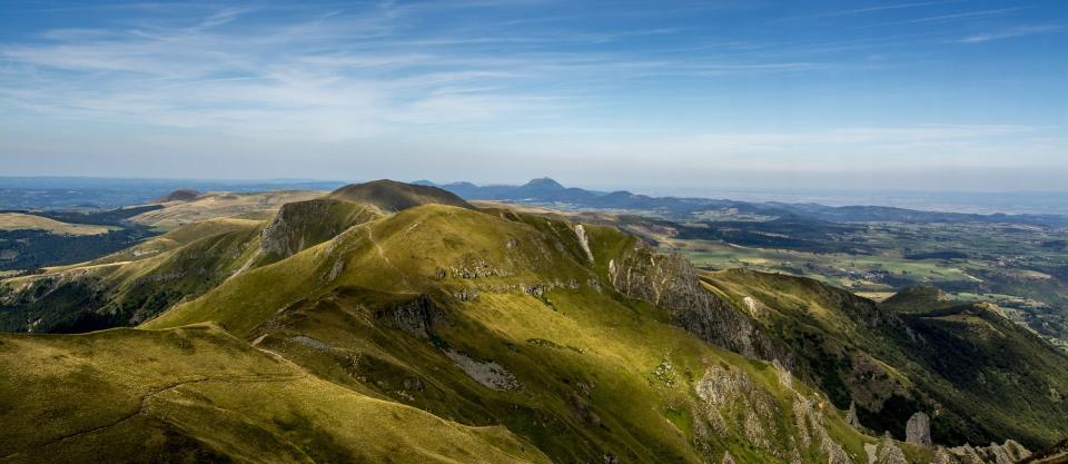 <p>En Auvergne. Le calme et l’air pur auvergnats sont revigorants. Les volcans et la campagne offrent un terrain de jeu paradisiaque pour les jeunes enfants et un havre de paix pour les tout-petits. Les randonnées, visites des châteaux d’Auvergne et la découverte des volcans… il est facile de jongler entre sorties sportives et culturelles. Pour reprendre des forces, on fait un tour au marché couvert de Clermont-Ferrand pour goûter le saint-nectaire et le jambon d’Auvergne !</p><br><br><a href="https://www.elle.fr/Loisirs/Evasion/Ou-partir-en-fevrier#xtor=AL-541" rel="nofollow noopener" target="_blank" data-ylk="slk:Voir la suite des photos sur ELLE.fr;elm:context_link;itc:0;sec:content-canvas" class="link ">Voir la suite des photos sur ELLE.fr</a><br><h3> A lire aussi </h3><ul><li><a href="https://www.elle.fr/Loisirs/Evasion/Que-faire-a-Barcelone#xtor=AL-541" rel="nofollow noopener" target="_blank" data-ylk="slk:Que faire à Barcelone : tous nos spots secrets;elm:context_link;itc:0;sec:content-canvas" class="link ">Que faire à Barcelone : tous nos spots secrets</a></li><li><a href="https://www.elle.fr/Loisirs/Evasion/ou-partir-en-janvier#xtor=AL-541" rel="nofollow noopener" target="_blank" data-ylk="slk:Cinq spots où partir en janvier;elm:context_link;itc:0;sec:content-canvas" class="link ">Cinq spots où partir en janvier</a></li><li><a href="https://www.elle.fr/Loisirs/Evasion/Que-faire-a-Lisbonne#xtor=AL-541" rel="nofollow noopener" target="_blank" data-ylk="slk:Que faire à Lisbonne : 5 adresses pour découvrir la ville;elm:context_link;itc:0;sec:content-canvas" class="link ">Que faire à Lisbonne : 5 adresses pour découvrir la ville</a></li><li><a href="https://www.elle.fr/Astro/Horoscope/Quotidien#xtor=AL-541" rel="nofollow noopener" target="_blank" data-ylk="slk:Consultez votre horoscope sur ELLE;elm:context_link;itc:0;sec:content-canvas" class="link ">Consultez votre horoscope sur ELLE</a></li></ul>