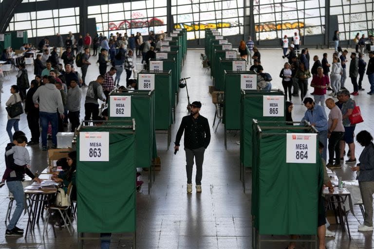 Los votantes hacen cola en un colegio electoral en Santiago, Chile, el domingo 17 de diciembre de 2023. Por segunda vez en muchos años, los chilenos votan en un referéndum sobre la sustitución de la actual Constitución, que se remonta a la dictadura militar del general Augusto Pinochet. 