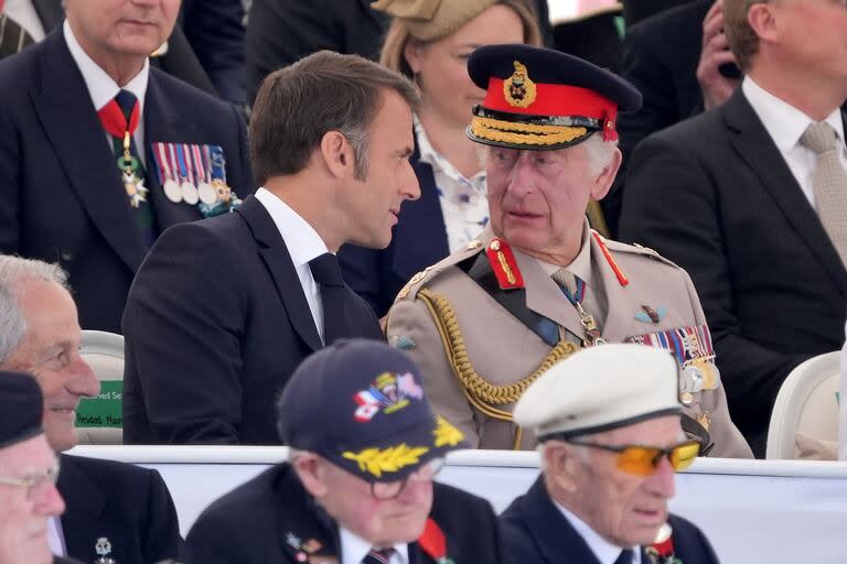 Macron junto a Carlos III, rodeados de veteranos, durante los actos por el 80° aniversario del Día D