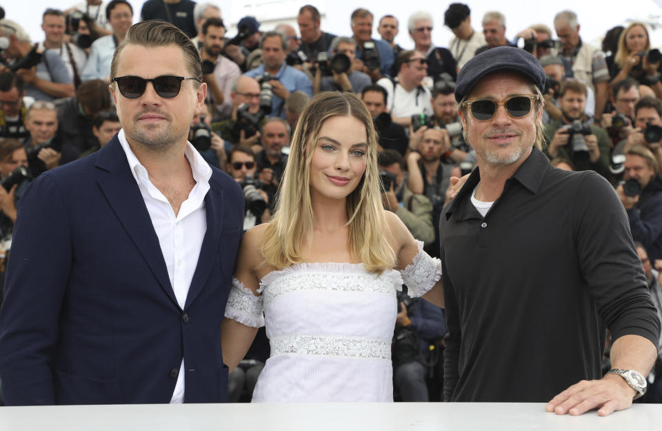 Los actores Leonardo DiCaprio, Margot Robbie y Brad Pitt, de izquierda a derecha, posan con motivo del estreno de "Once Upon a Time in Hollywood" en el Festival de Cine de Cannes, el miércoles 22 de mayo del 2019 en Cannes, Francia. (Foto por Vianney Le Caer/Invision/AP)