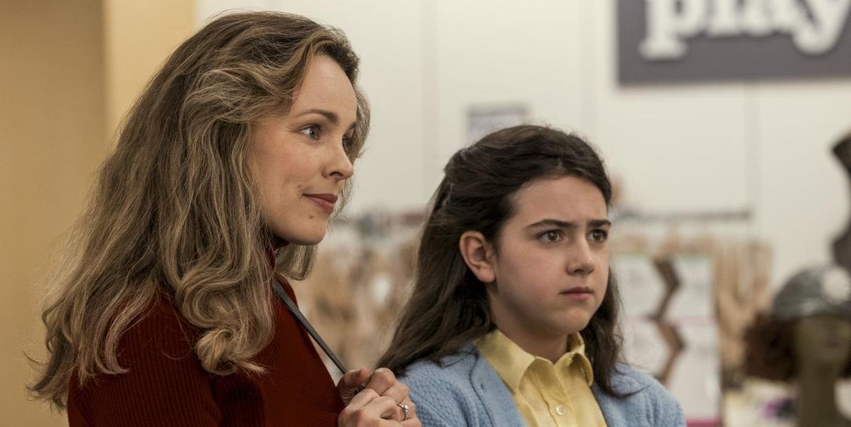 rachel mcadams as barbara dimon and abby ryder fortson as margaret simon in are you there god it’s me, margaret photo credit dana hawley