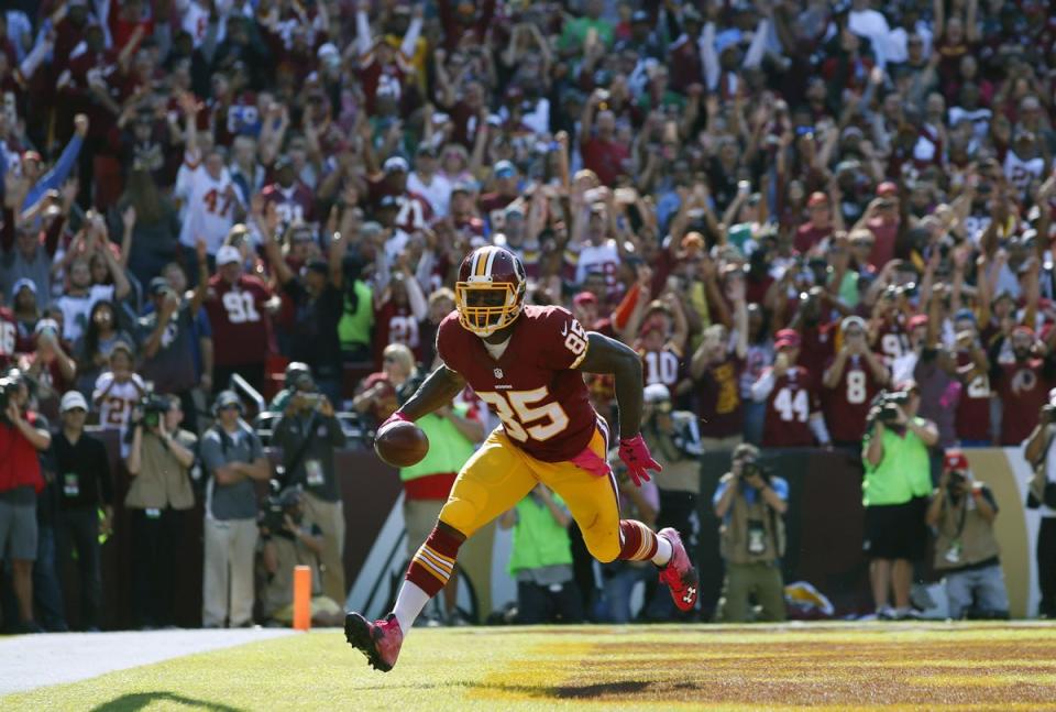 Washington Redskins tight end Vernon Davis scores a touchdown in the first half of an NFL football game against the Philadelphia Eagles, Oct. 16, 2016, in Landover, Md. (Photo: Alex Brandon/AP)