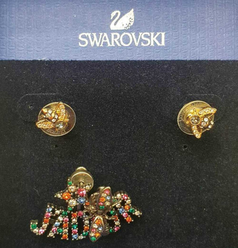 SWAROVSKI　蜜蜂耳環（朋友贈送）（上）　DIOR　J'ADIOR耳環／14,000元（下）（攝影／彭子桓）