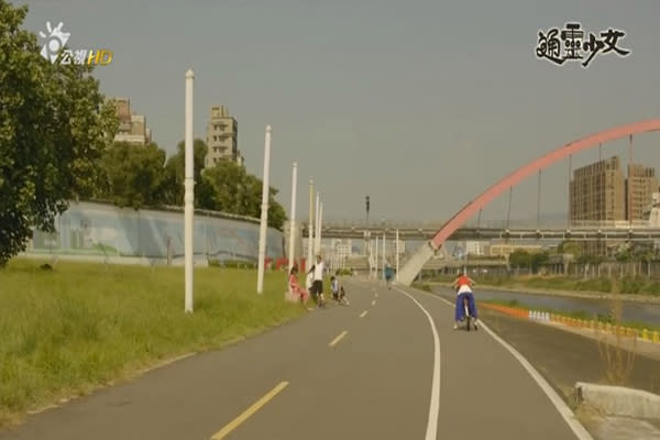 成美左岸河濱公園為《通靈少女》第二集的棒球取景地 (圖片來源／The Teenage Psychic 通靈少女)