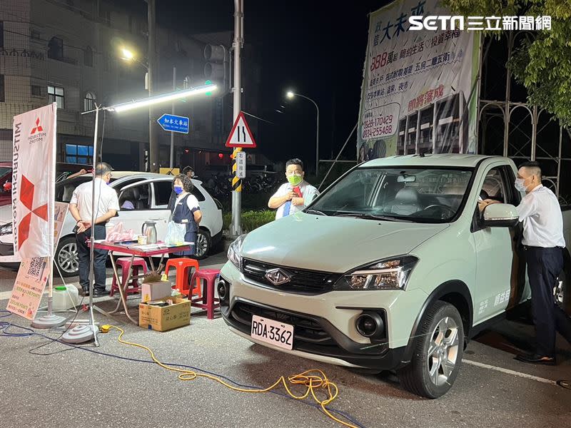 為了增加銷售業績賣車的業務加班，直接把夜市當成營業所展示間。（圖／記者林昱孜攝影）