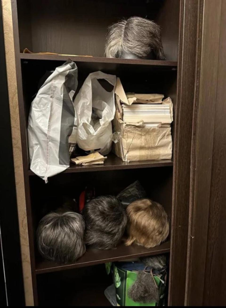 También se descubrió un armario lleno de pelucas de colores que iban del gris al marrón rojizo (@nexta_tv)