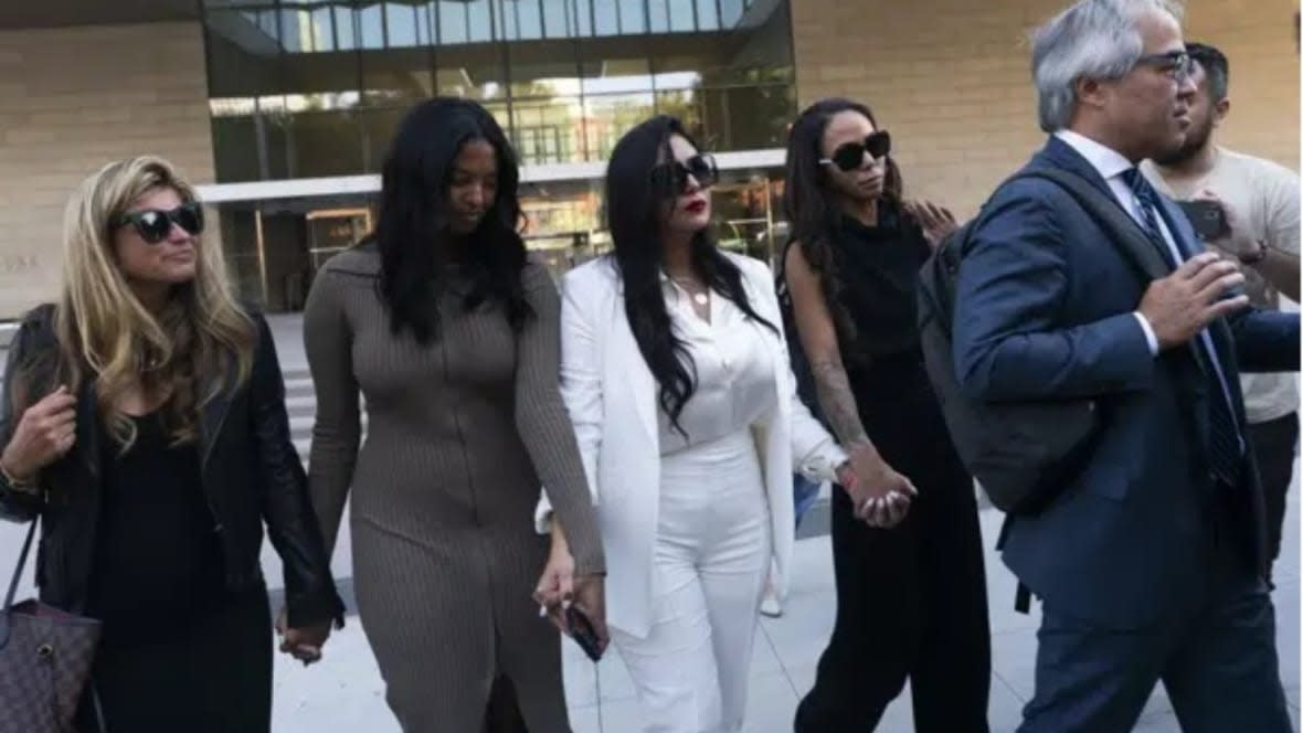 Vanessa Bryant (center), Kobe Bryant’s widow, leaves a federal courthouse with daughter Natalia (center left), soccer player Sydney Leroux (center right) and others in Los Angeles in August. The family of the late Kobe Bryant has agreed to a $28.5 million settlement with Los Angeles County to resolve the remaining claims in a lawsuit over deputies and firefighters sharing grisly photos of the NBA star, his 13-year-old daughter and other victims killed in a 2020 helicopter crash. (Photo: Jae C. Hong/AP, File)