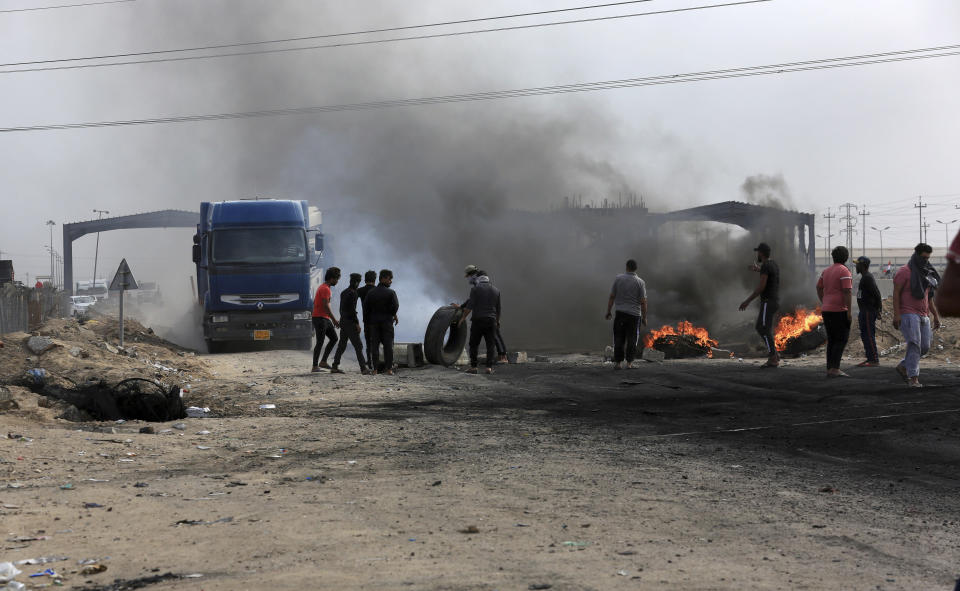 Anti-government protesters re-block the port of Umm Qasr Iraq, Thursday, Nov. 7, 2019. Iraqi security and medical officials say the country's main port has closed again after brief resumption of services.(AP Photo/Nabil al-Jourani)