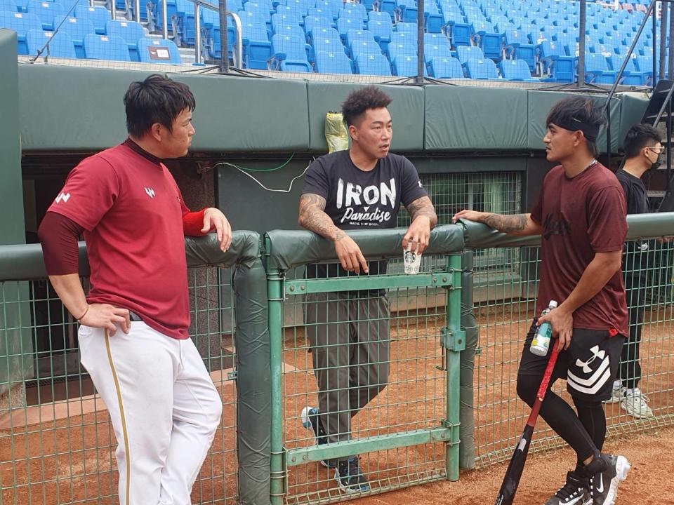 郭泓志(中)到桃園球場，林子偉(右)來跟他打招呼。羅惠齡/攝