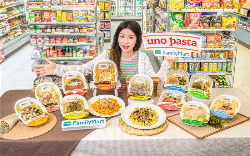 全家自2022年推出義大利麵品牌「uno pasta」創下8億業績，更宣布與具義大利官方認證餐廳「solo pasta」攜手合作推出2款新品。（圖／超商業者提供）