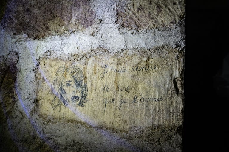 "Je suis venue te dire que je t'aimais", un dessin en hommage à la chanteuse récemment décédée Jane Birkin, sous le cimetière du Montparnasse, dans les carrières souterraines de Paris, le 20 avril 2024 (MIGUEL MEDINA)