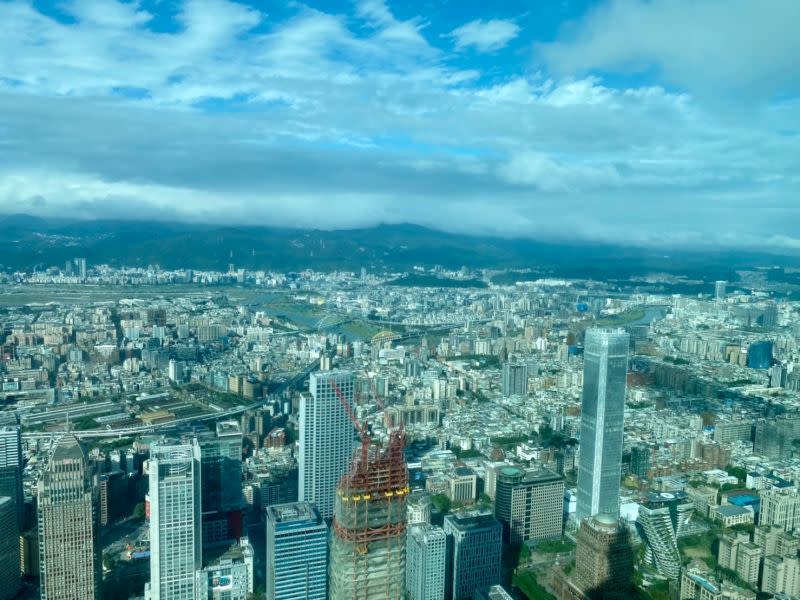 ▲「天空興波」有如一座雲中城堡，俯瞰台北美景。（圖／記者蕭涵云攝）