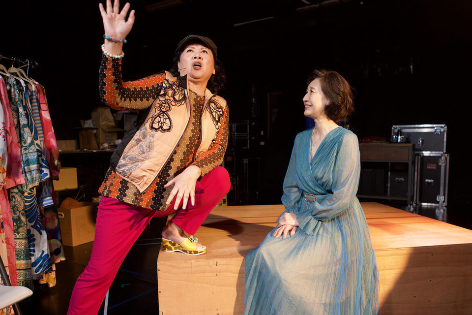 演員王琄（左）在舞台劇「媽，別鬧了！」中扮演角色「王玫玫」，對著由劉珊珊（右）飾演的姊妹淘模仿各種奇葩相親男子（故事工廠提供）