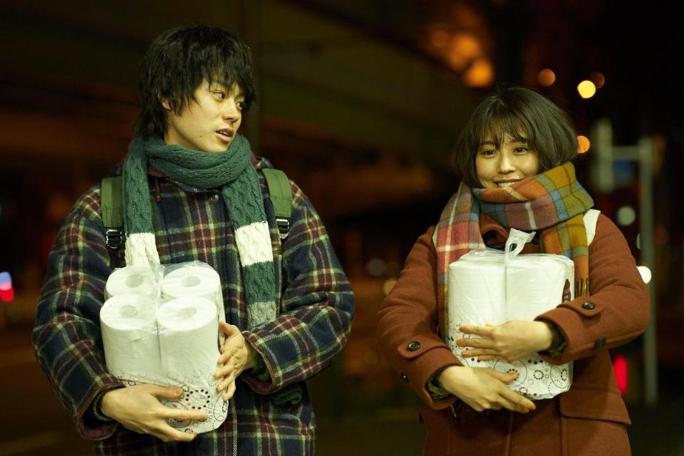菅田將暉（左）與有村架純主演《花束般的戀愛》描繪平凡的愛情故事，在日台都寫下票房佳績。（車庫娛樂提供）