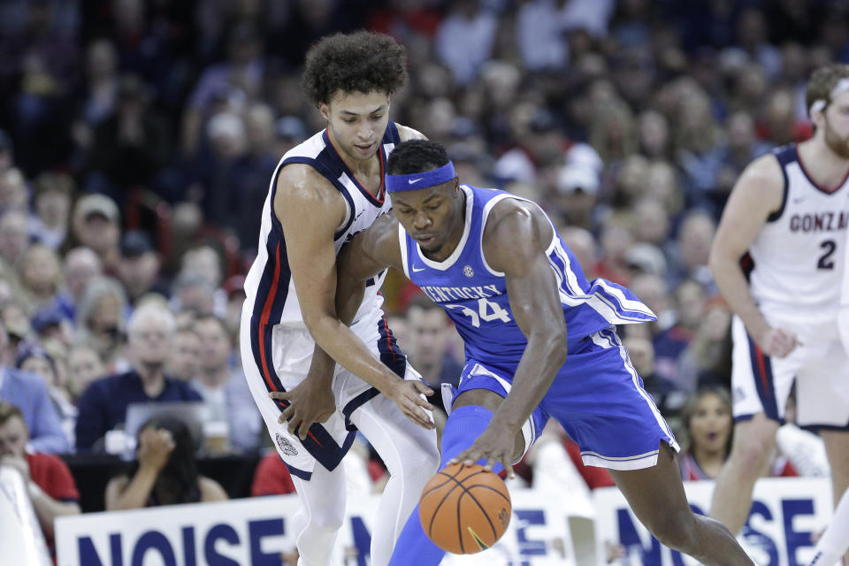 Kentucky forward Oscar Tshiebwe, right, controls the ball while defended by Gonzaga forward Anton Watson during the first half of an NCAA college basketball game, Sunday, Nov. 20, 2022, in Spokane, Wash. (AP Photo/Young Kwak)