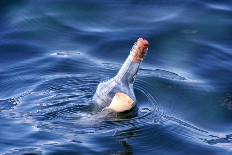 Die 34 Jahre alte Flaschenpost wurde in Quebec am Strand gefunden. (Symbolbild: Getty Images)