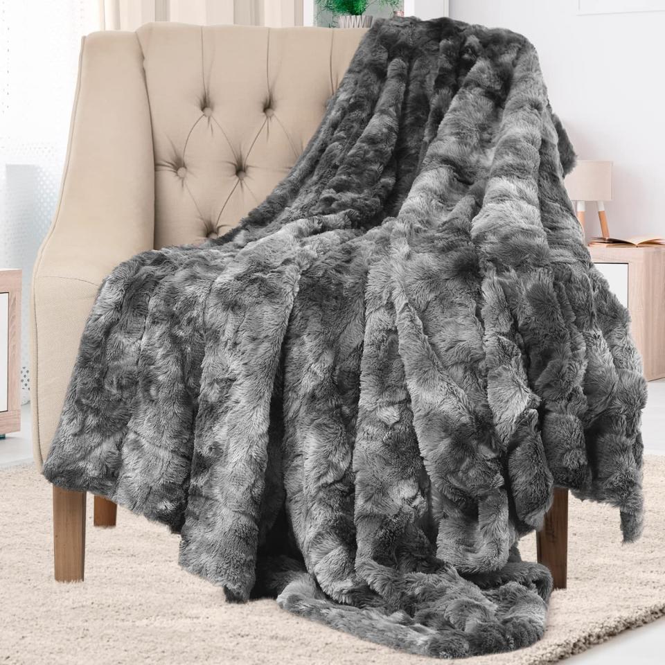 Everlasting Comfort Luxury Faux Fur Throw Blanket- Amazon Canada