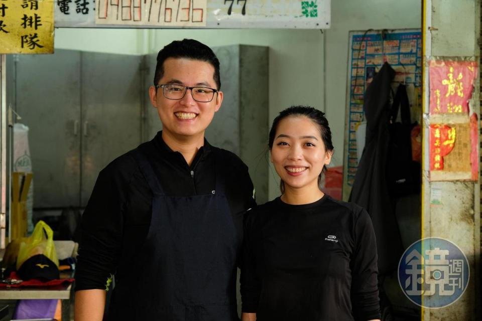 第3代老闆楊哲銘（左）、太太林昕儒辭去工程師、空服員工作，返鄉向爸爸學習製程，如今已獨當一面。