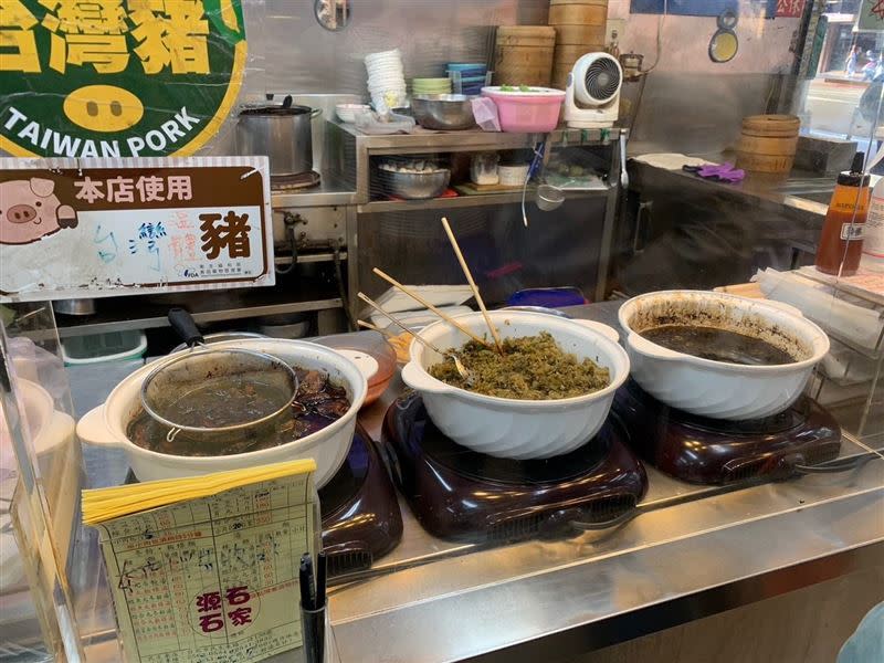 連鎖名店「餡老滿」內湖店，抽查到的竹笙，被驗出殺蟲劑芬普尼、安丹超標（圖／北市衛生局提供）