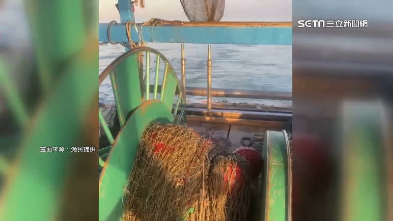東港漁民清晨出海，拉回的漁網好幾處斷裂。（圖／漁民提供）