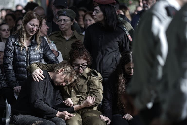 Los israelíes lloran durante el funeral del soldado israelí Mayor Ilay Levy, que murió en combate el lunes, el mismo día en que dos edificios se derrumbaron después de que los terroristas de Hamas dispararan misiles antitanque contra las tropas.