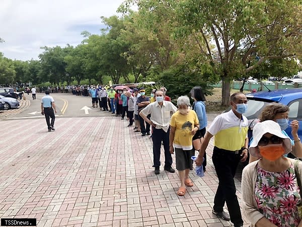 頭份市施打新冠疫苗無地停車，老人走長路又在大太陽底下大排長龍引發民怨。（記者江乾松攝）