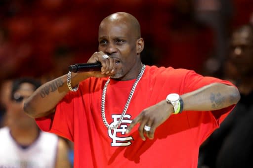 <p>DMX, Dark Man X, de son vrai nom Earl Simmons, rappeur et acteur américain, a vendu 74 millions de disques à travers le monde. Ses cinq premiers albums se placent en tête du classement américain des albums les plus vendus. <br>Il s’essaie également au métier d’acteur et apparaît dans plusieurs films dont <em>Romeo Must Die</em> et <em>Hors Limite</em>. En 2006, il est la star de sa propre émission de téléréalité. Le 9 avril 2021, DMX succombe à une crise cardiaque provoquée par une overdose de cocaïne. Il avait 51 ans. © STREETER LECKA / Getty Images via AFP</p> 