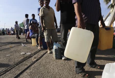 People wait in line to buy gas at a Pemex gas station in San Jose del Cabo, after Hurricane Odile hit in Baja California September 18, 2014. REUTERS/Henry Romero