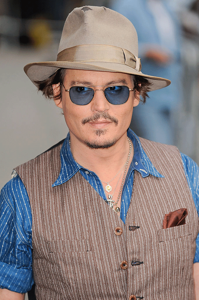 Johnny Depp – L’acteur de Pirates des Caraïbes, connu pour ses nombreuses transformations à l’écran, ne manque pas de porter des accessoires dès qu’il le peut. Pour lui, mieux vaut un chapeau rapiécé racontant une histoire comme ici qu’une pièce neuve et insipide…