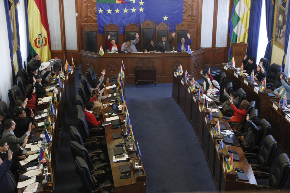 Los senadores aprueban un proyecto de ley para celebrar nuevas elecciones en La Paz, Bolivia, el sábado 23 de noviembre de 2019. (Foto AP/Juan Karita)