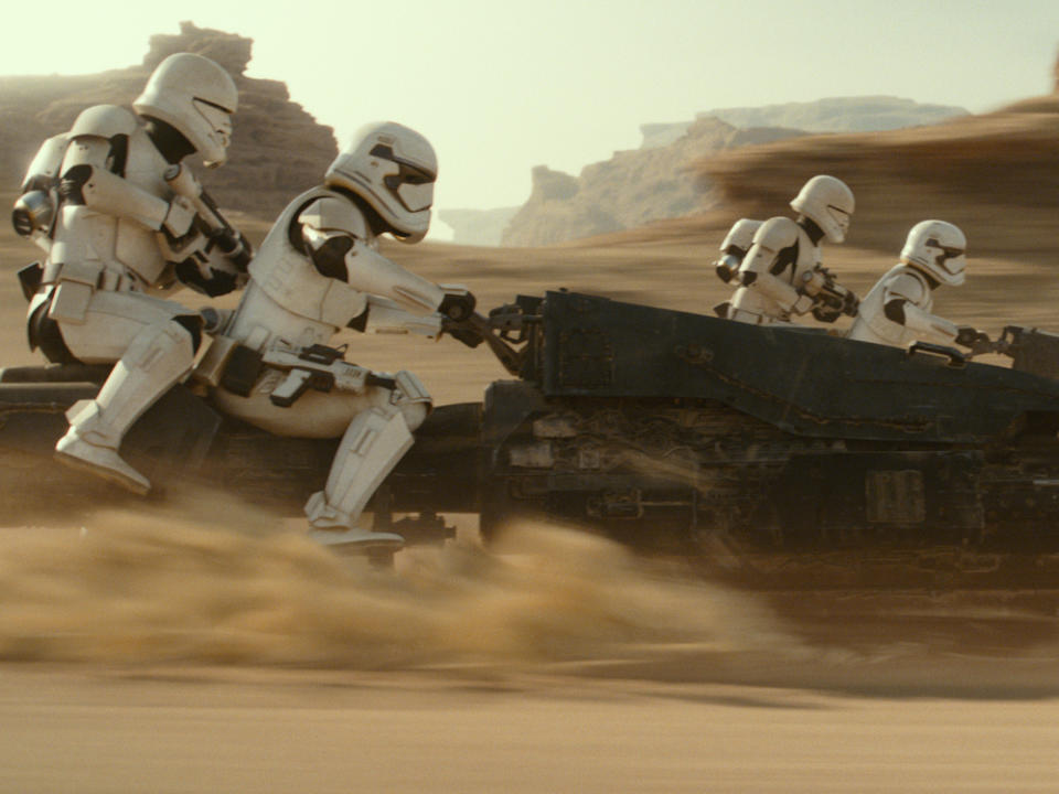 In "Star Wars: Der Aufstieg Skywalkers" soll sich unter einem Stormtrooper-Kostüm ein Mega-Star verstecken (Bild: 2019 Lucasfilm Ltd. & TM.  All Rights Reserved.)