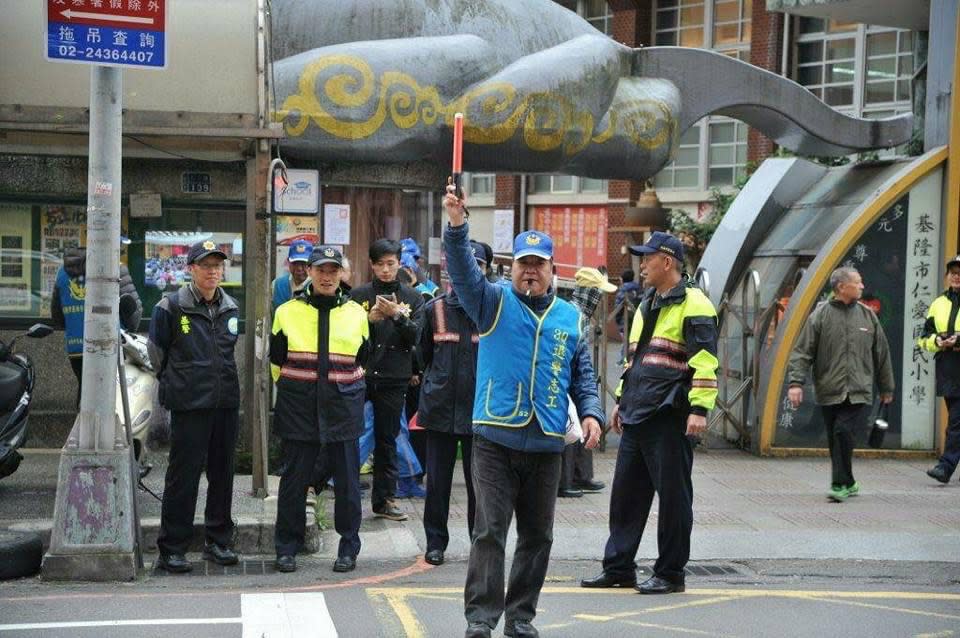 基市警力不足，借重退警校園交管，加入守護治安行列。(記者王慕慈攝)