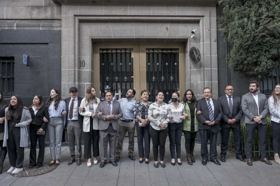 Trabajadores del Poder Judicial forman una cadena humana alrededor de la Suprema Corte 
 durante una protesta en la Ciudad de México . (Luis Antonio Rojas/The New York Times)