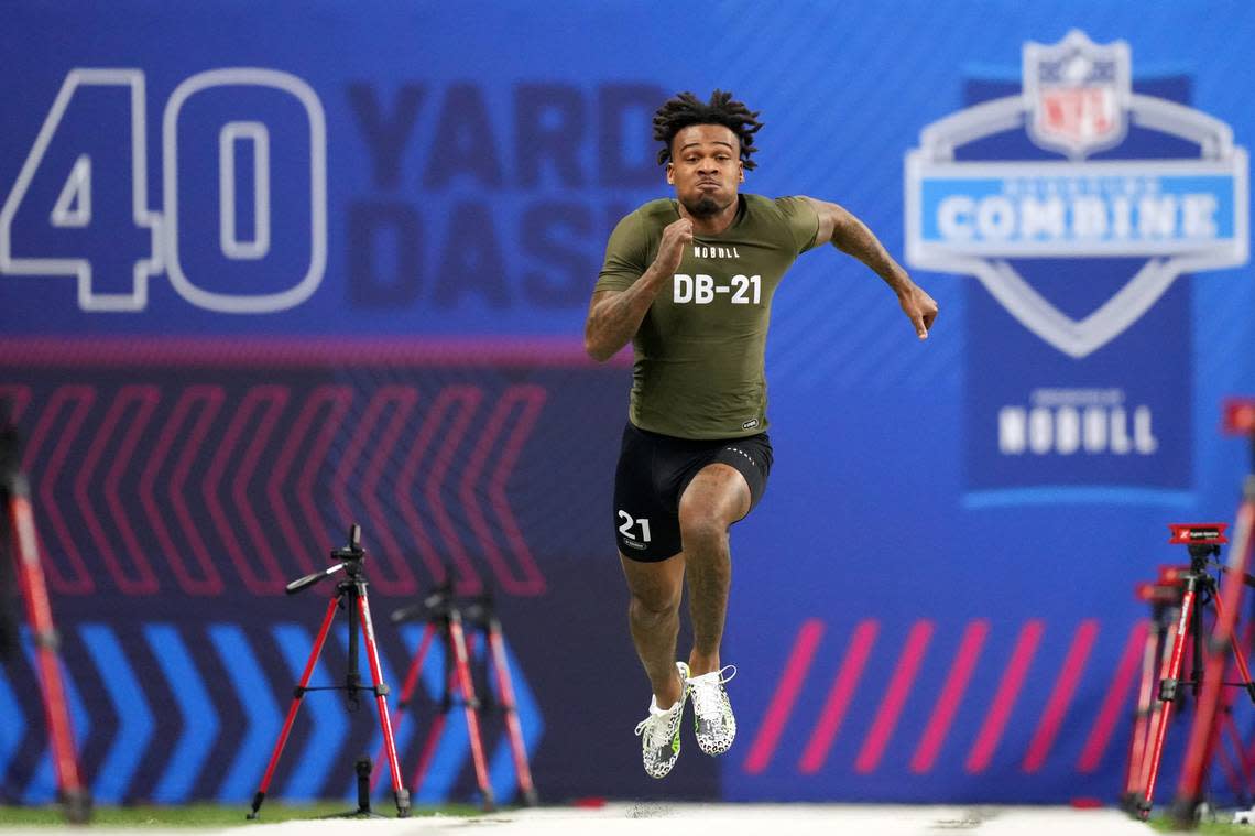 Mar 1, 2024; Indianapolis, IN, USA; Florida State defensive back Jarrian Jones (DB21) works out during the 2024 NFL Combine at Lucas Oil Stadium.