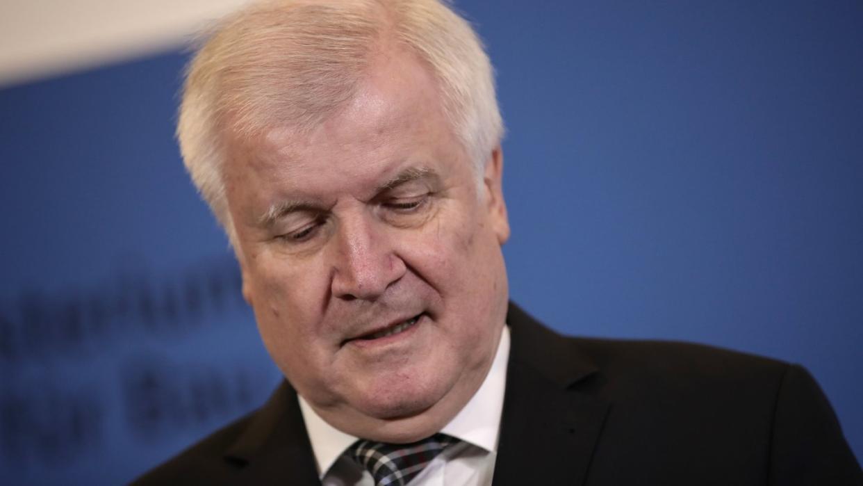 Seehofer zieht mit seinem Rückzug aus der Politik die Konsequenzen aus der schweren CSU-Pleite bei der Landtagswahl. Foto: Michael Kappeler