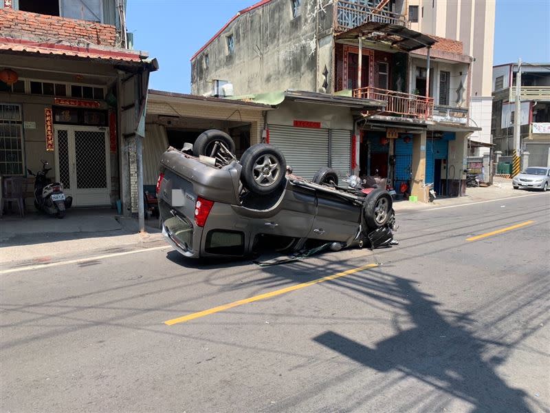 休旅車擦撞後翻覆，過程中還波及一名女騎士。（圖／翻攝畫面）