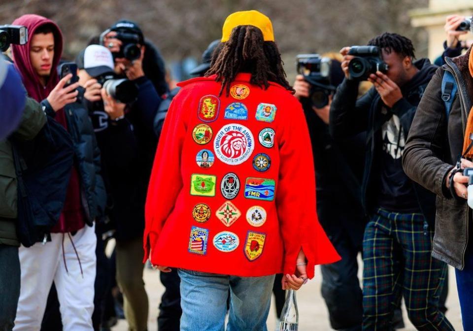 Avant la semaine de la couture parisienne et les prochaines semaines dédiées aux présentations des collections pret-à-porter, la mode homme fait aussi son show. L'occasion pour les plus grandes marques (et les plus pointues) masculines de tout donner et aux hommes les plus cool (stars y compris) de se rendre en front row des défilés. Looks déments, audace, couleurs, humour... De plus en plus suivie, la Fashion Week Homme est le nouveau terrain de jeu des modeux de la planète. Et, côté style, on peut dire qu'ils n'ont rien à envier aux femmes. Images.