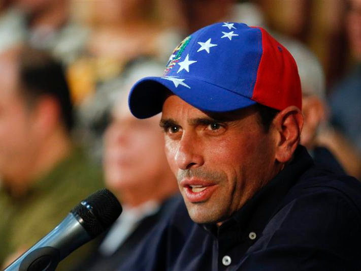 Venezuela's opposition leader and governor of Miranda state Henrique Capriles answers a question during a news conference in Caracas November 20, 2013. REUTERS/Carlos Garcia Rawlins