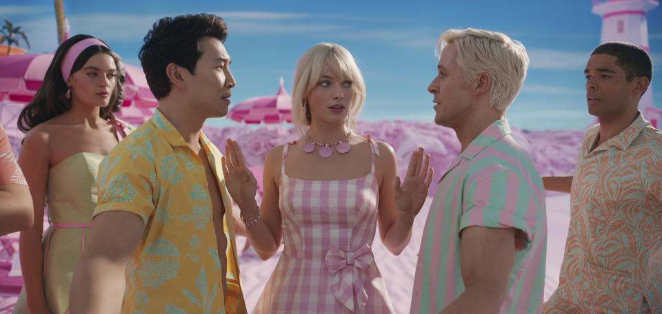 Emma Mackey, de izquierda a derecha, Simu Liu, Margot Robbie, Ryan Gosling y Kingsley Ben-Adir en una escena de "Barbie" en una imagen proporcionada por Warner Bros. Pictures. (Warner Bros. Pictures vía AP)