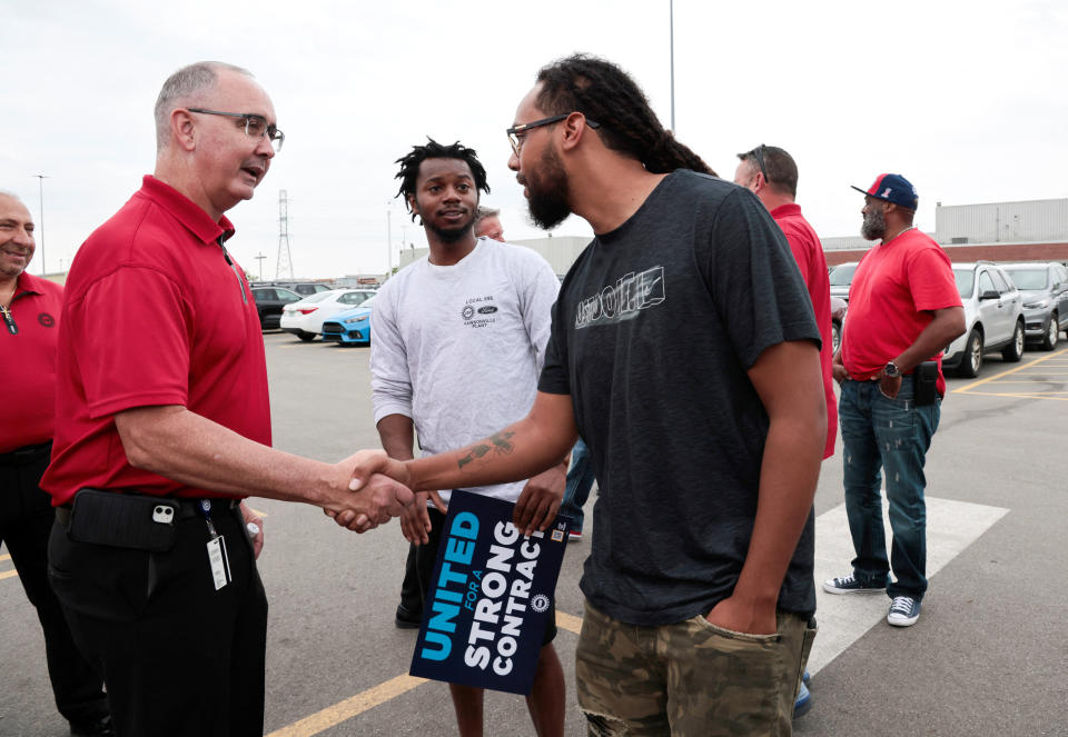 El presidente de UAW, Shawn Fain, saluda a los trabajadores de la planta de montaje de Ford Motor en Michigan, con motivo del inicio de las negociaciones contractuales en Wayne, Michigan, EE.UU.  el pasado 12 de julio de 2023. (Reuters/Rebecca Cook)