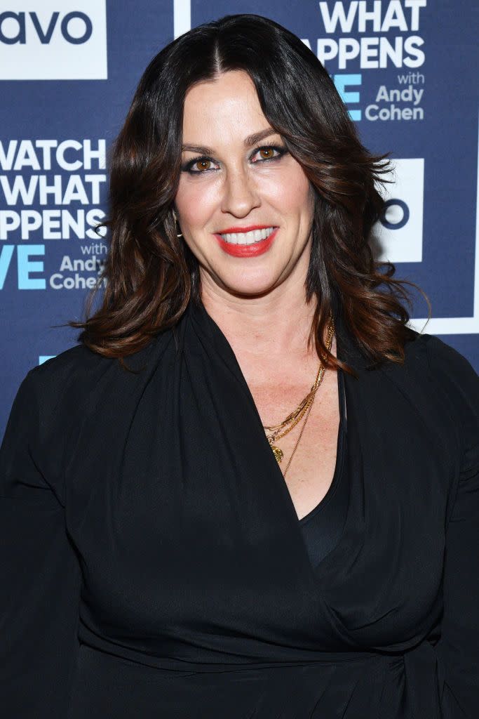 alanis morissette wears a black top on the red carpet