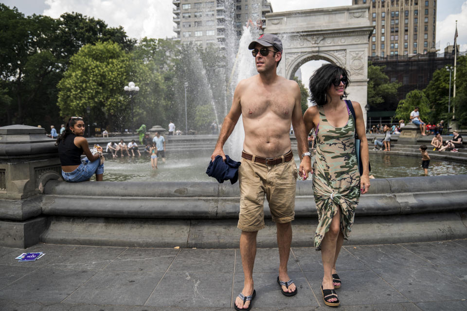 Personas se refrescan en una fuente en una muy calurosa Nueva York. Las temperaturas allí y en otras grandes ciudades de EEUU serán muy elevadas este fin de semana. (Drew Angerer/Getty Images)