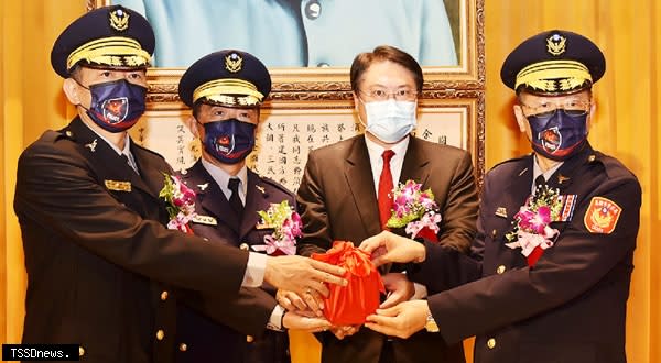 基隆市長林右昌主持市警局長交接典禮，新任局長張樹德（右）在警政署副署長劉柏良監交接下印信後，宣誓就職。（記者林玉棋翻攝）