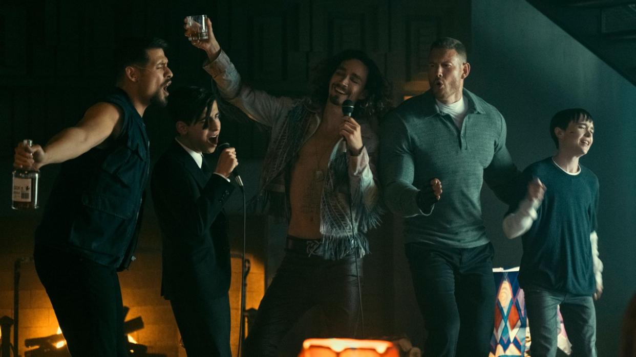  Klaus karaoke in The Umbrella Academy. 