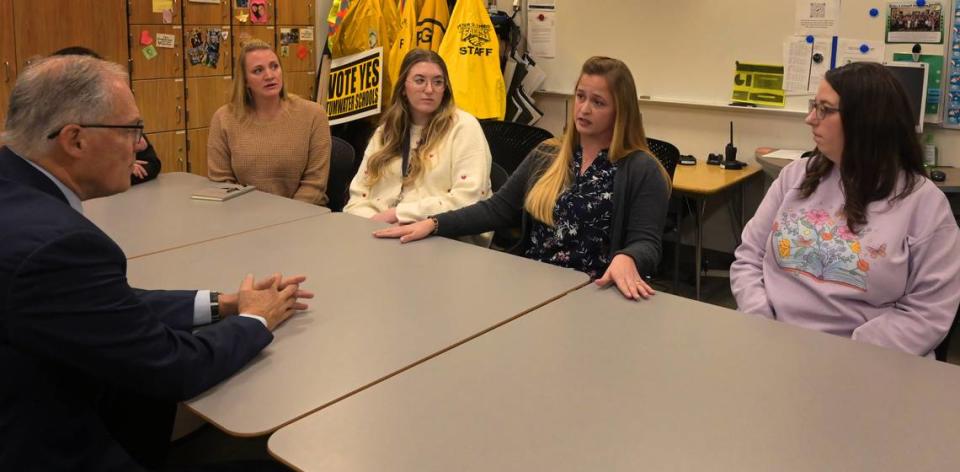 Gov. Jay Inslee visited this week with some paraeducators at Peter G. Schmidt Elementary School in Tumwater. From left are Jaime Dominoski, Evahleigh Hedin-Baughn, Kristin Sperling and Marie Butcher. Steve Bloom/The Olympian